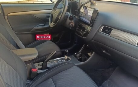 Mitsubishi Outlander III рестайлинг 3, 2016 год, 1 370 000 рублей, 9 фотография