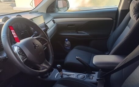 Mitsubishi Outlander III рестайлинг 3, 2016 год, 1 370 000 рублей, 10 фотография