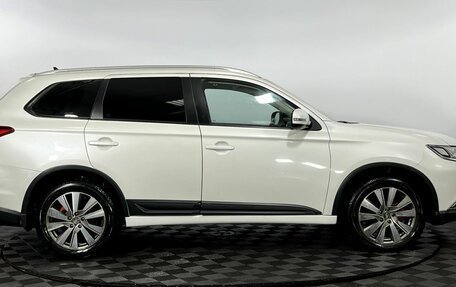 Mitsubishi Outlander III рестайлинг 3, 2015 год, 1 725 000 рублей, 4 фотография