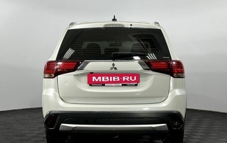 Mitsubishi Outlander III рестайлинг 3, 2015 год, 1 725 000 рублей, 6 фотография