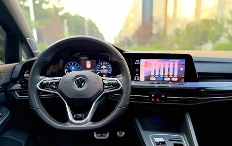 Volkswagen Golf VIII, 2023 год, 2 300 000 рублей, 13 фотография