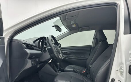 Toyota Yaris XP150 рестайлинг, 2022 год, 1 385 000 рублей, 13 фотография