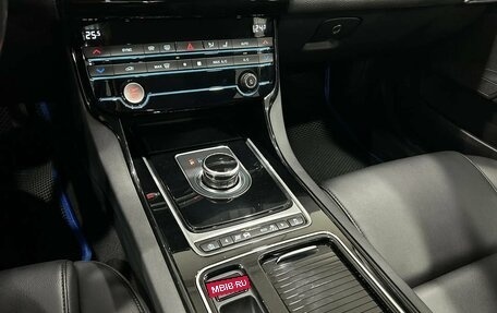 Jaguar XE I рестайлинг, 2017 год, 1 750 000 рублей, 15 фотография