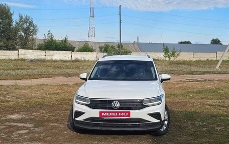 Volkswagen Tiguan II, 2021 год, 2 650 000 рублей, 2 фотография