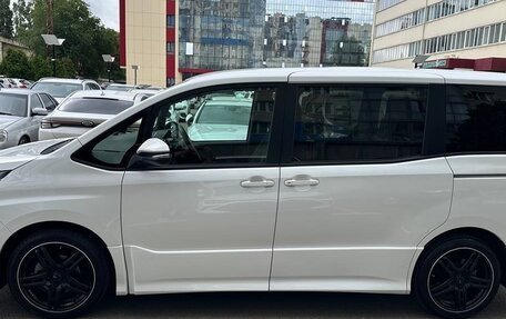 Toyota Voxy III, 2021 год, 2 530 000 рублей, 4 фотография
