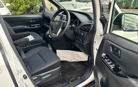 Toyota Voxy III, 2021 год, 2 530 000 рублей, 9 фотография