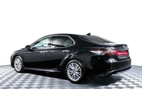 Toyota Camry, 2018 год, 1 950 000 рублей, 6 фотография