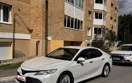 Toyota Camry, 2021 год, 3 300 000 рублей, 2 фотография