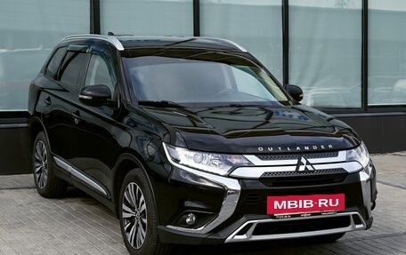 Mitsubishi Outlander III рестайлинг 3, 2019 год, 2 199 000 рублей, 7 фотография
