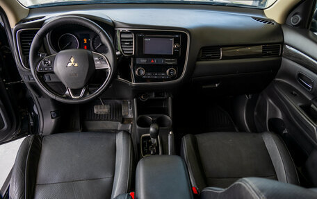 Mitsubishi Outlander III рестайлинг 3, 2016 год, 2 400 000 рублей, 11 фотография