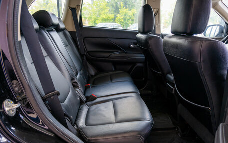 Mitsubishi Outlander III рестайлинг 3, 2016 год, 2 400 000 рублей, 14 фотография