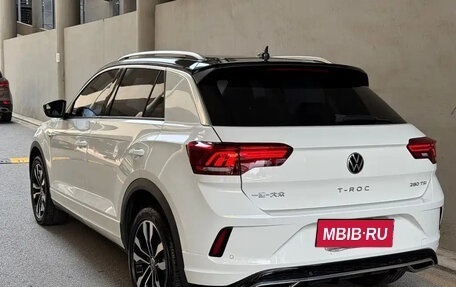 Volkswagen T-Roc I, 2023 год, 1 900 000 рублей, 3 фотография