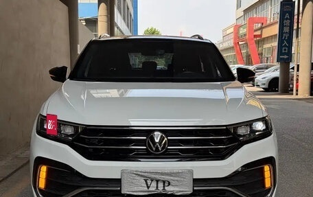 Volkswagen T-Roc I, 2023 год, 1 900 000 рублей, 2 фотография