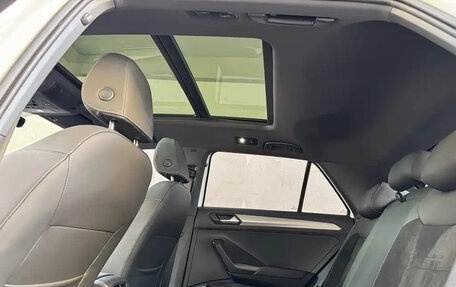 Volkswagen T-Roc I, 2023 год, 1 900 000 рублей, 13 фотография