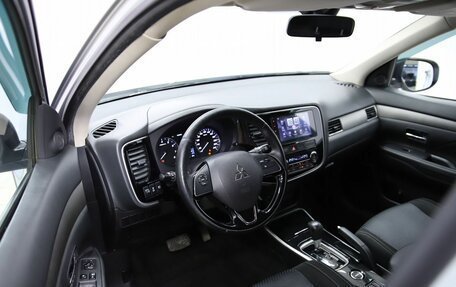 Mitsubishi Outlander III рестайлинг 3, 2018 год, 1 690 000 рублей, 10 фотография