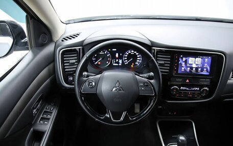 Mitsubishi Outlander III рестайлинг 3, 2018 год, 1 690 000 рублей, 12 фотография