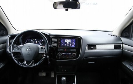 Mitsubishi Outlander III рестайлинг 3, 2018 год, 1 690 000 рублей, 15 фотография