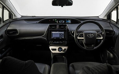 Toyota Prius IV XW50, 2016 год, 1 849 000 рублей, 17 фотография