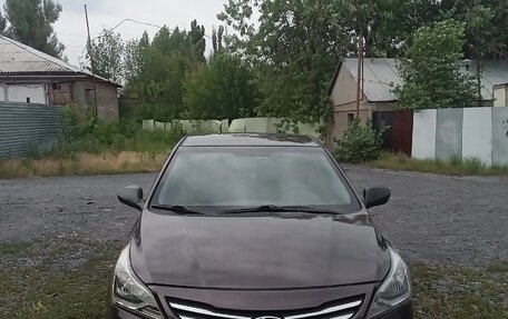 Hyundai Solaris II рестайлинг, 2015 год, 880 000 рублей, 1 фотография