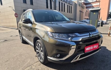 Mitsubishi Outlander III рестайлинг 3, 2018 год, 2 750 000 рублей, 1 фотография
