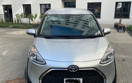 Toyota Sienta II, 2021 год, 1 350 000 рублей, 2 фотография