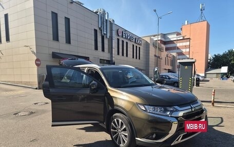 Mitsubishi Outlander III рестайлинг 3, 2018 год, 2 750 000 рублей, 10 фотография