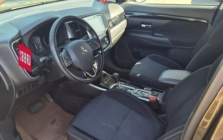 Mitsubishi Outlander III рестайлинг 3, 2018 год, 2 750 000 рублей, 15 фотография