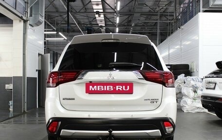 Mitsubishi Outlander III рестайлинг 3, 2017 год, 2 100 000 рублей, 5 фотография