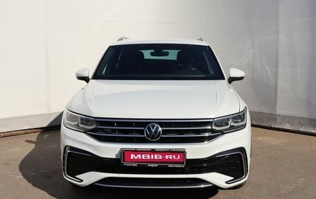 Volkswagen Tiguan II, 2021 год, 3 699 000 рублей, 2 фотография