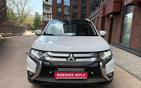 Mitsubishi Outlander III рестайлинг 3, 2016 год, 2 190 000 рублей, 2 фотография