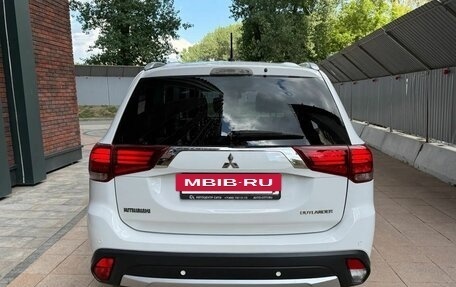 Mitsubishi Outlander III рестайлинг 3, 2016 год, 2 190 000 рублей, 23 фотография