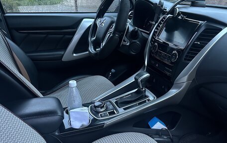 Mitsubishi Pajero Sport III рестайлинг, 2017 год, 2 850 000 рублей, 6 фотография