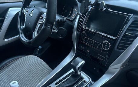 Mitsubishi Pajero Sport III рестайлинг, 2017 год, 2 850 000 рублей, 7 фотография