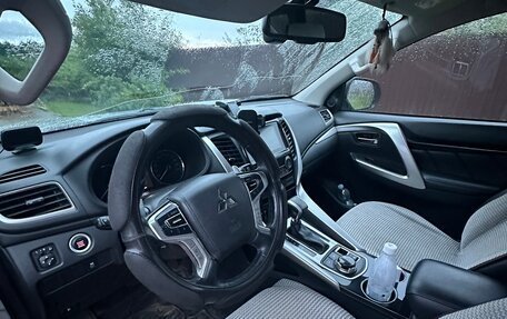Mitsubishi Pajero Sport III рестайлинг, 2017 год, 2 850 000 рублей, 15 фотография