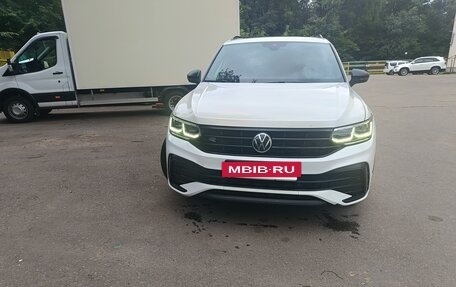 Volkswagen Tiguan II, 2021 год, 3 150 000 рублей, 2 фотография
