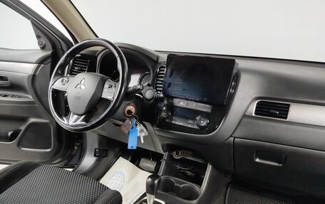 Mitsubishi Outlander III рестайлинг 3, 2016 год, 1 750 000 рублей, 14 фотография