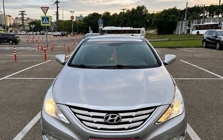 Hyundai Sonata VI, 2010 год, 750 000 рублей, 1 фотография
