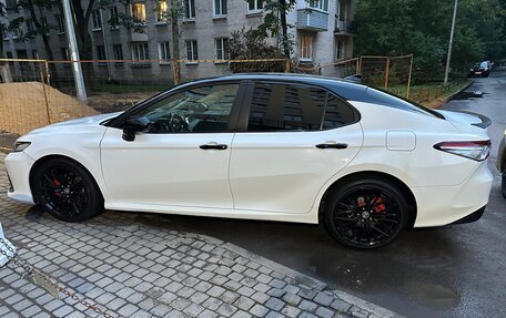 Toyota Camry, 2021 год, 1 900 000 рублей, 2 фотография