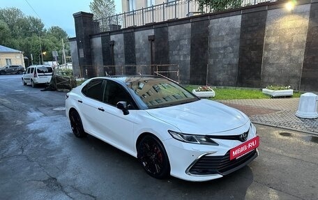 Toyota Camry, 2021 год, 1 900 000 рублей, 4 фотография
