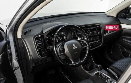 Mitsubishi Outlander III рестайлинг 3, 2014 год, 1 699 000 рублей, 10 фотография