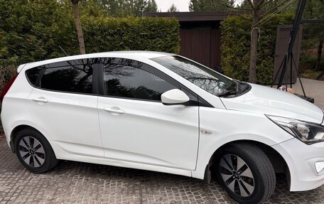 Hyundai Solaris II рестайлинг, 2015 год, 1 000 000 рублей, 2 фотография