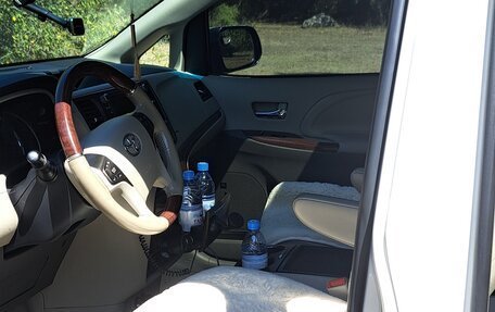 Toyota Sienna III, 2010 год, 1 950 000 рублей, 14 фотография