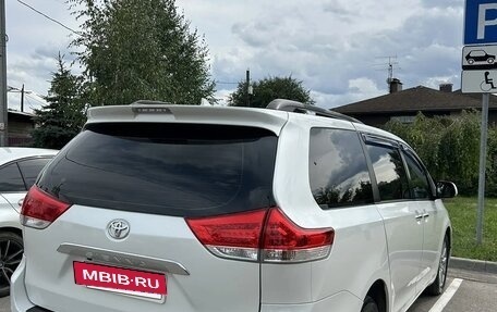 Toyota Sienna III, 2010 год, 1 950 000 рублей, 7 фотография