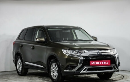Mitsubishi Outlander III рестайлинг 3, 2020 год, 1 849 000 рублей, 3 фотография