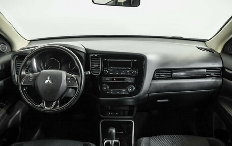 Mitsubishi Outlander III рестайлинг 3, 2020 год, 1 849 000 рублей, 10 фотография