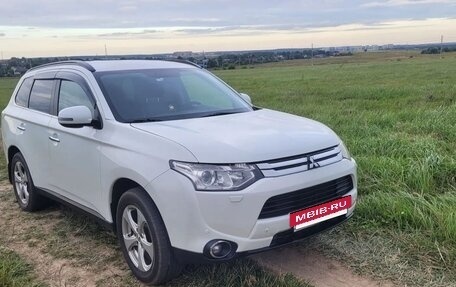 Mitsubishi Outlander III рестайлинг 3, 2013 год, 1 100 000 рублей, 3 фотография