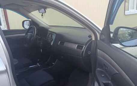 Mitsubishi Outlander III рестайлинг 3, 2014 год, 950 000 рублей, 4 фотография