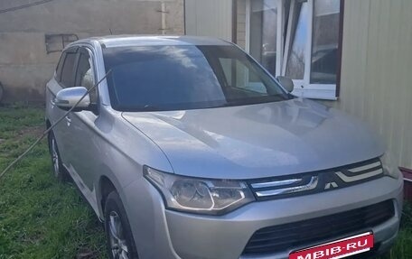 Mitsubishi Outlander III рестайлинг 3, 2014 год, 950 000 рублей, 3 фотография