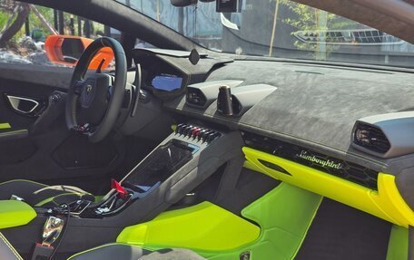 Lamborghini Huracán, 2023 год, 30 000 000 рублей, 16 фотография