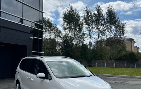 Volkswagen Sharan II, 2011 год, 1 300 000 рублей, 24 фотография